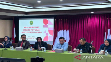 Juru Bicara PN Jakarta Pusat Andi Saputra (kedua dari kiri)