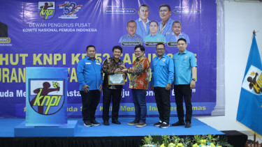 Anggota Komisi X DPR RI Bonnie Triyana menerima penghargaan dari KNPI