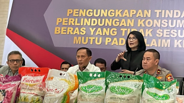 Dir Tipideksus Bareskrim Polri Brigjen Pol Helfi Assegaf (tengah)