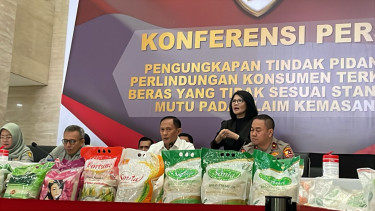 Dirtipideksus Bareskrim Polri, Brijen Pol Helfi Assegaf (tengah)