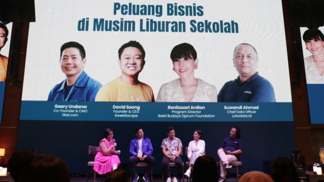 Program Director Bakti Budaya Djarum Foundation, Renitasari Adrian (dua kanan).