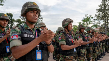 Pria Kamboja harus menjalani wajib militer seiring ketegangan dengan Thailand