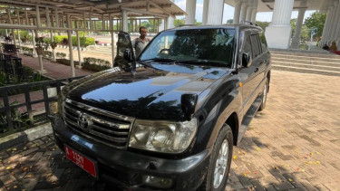 Toyota Land Cruiser 100 tahun 2006 mobil dinas mantan Gubernur Banten Ratu Atut (Ilustrasi)