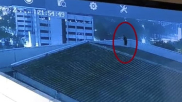 Diplomat Arya Daru Pangayunan di Rooftop Kantor Kemlu
