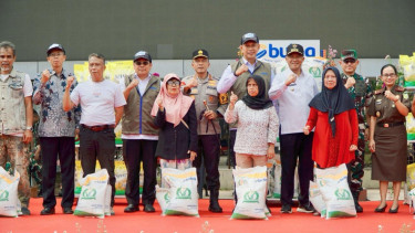 BULOG dan TNI salurkan bantuan pangan dan beras