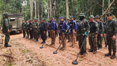 Militer Thailand melakukan inspeksi ranjau darat yang dipasang Kamboja 