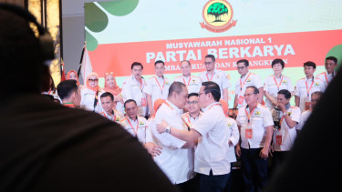 Ketua Umum Partai Berkarya Mochammad Ridwan Andreas (kanan)