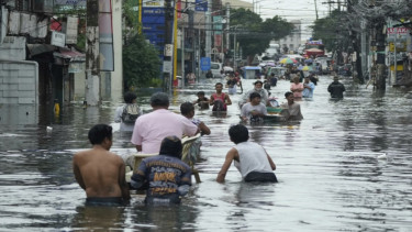 Topan Co May menerjang Filipina menyebabkan banjir dan longsor