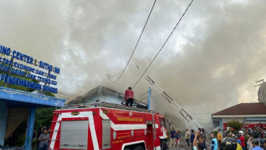 Petugas Damkar saat melakukan pemadaman kebakaran Kampus UIN STS Jambi