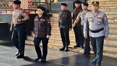 Dankor Brimob (kiri) dan Ketua Umum KBPP Polri (tengah)
