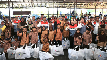 Pertamina memberikan bantuan berupa perlengkapan sekolah