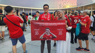 Fans Liverpool asal Indonesia menonton pertandingan Liverpool vs AC Milan