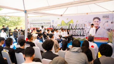 Ketua Rembuk Pemuda Sulteng, Fathur Razaq menanam 70 ribu pohon mangrove