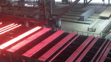 Proses pengolahan pig iron di PT Denxin Steel di kawasan IMIP