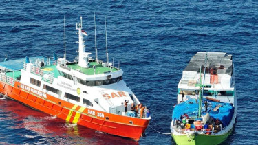 Kapal SAR menarik KM Mulya Abadi ke Pelabuhan Mbay