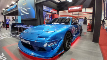 Mobil Garasi Drift di booth Wincos.