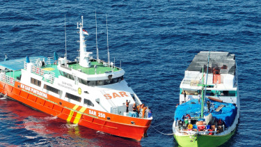 Kapal SAR menarik KM Mulya Abadi