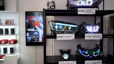 Lampu mobil proyektor di booth Autovision GIIAS 2025