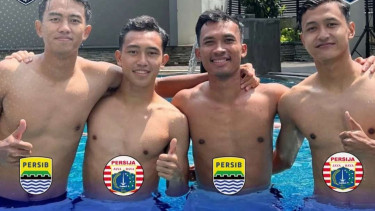 Pemain Persib dan Persija akrab di kolam renang