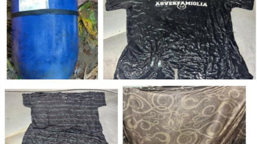 Barang bukti yang ditampilkan kepolisian dari penemuan mayat di dalam tong