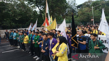Massa aksi BEM SI saat menggelar aksi demontrasi di kawasan Monas