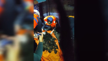 Tim Labfor dan DVI Polda Sulut membawa kerangka ke RS Bhayangkara