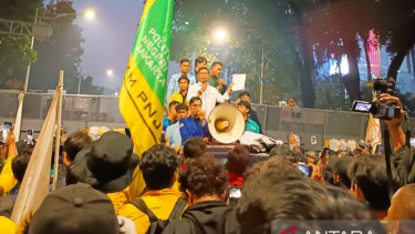 Wamensesneg Juri Ardiantoro temui massa demo BEM SI