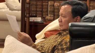 Presiden RI Prabowo Subianto membaca surat dari siswa-siswi Sekolah Rakyat 