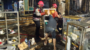 Polisi bantu evakuasi pedagang Taman Puring