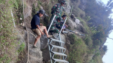 Tim gabungan melakukan perbaikan jalur pendakian di Gunung Rinjani