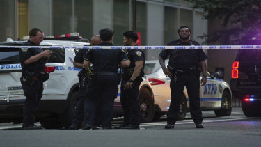 Kepolisian New York menjaga lokasi penembakan di 345 Park Avenue