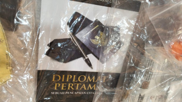 Barang bukti buku buatan Diplomat Kemlu 