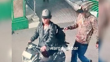 Dua orang pria membawa kabur sepeda motor milik korban kecelakaan