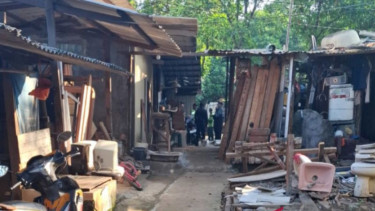 Gubuk liar di TPU Kebon Nanas, Jakarta Timur