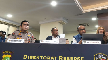 Anggota Ditres Siber Polda Metro Jaya (kanan)