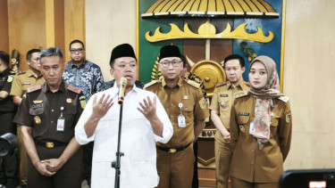 Menteri ATR/BPN Nusron Wahid (baju putih)