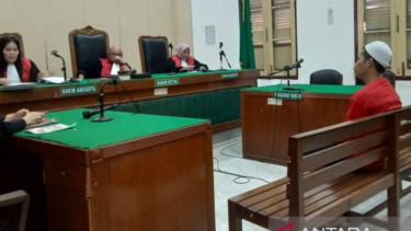 Terdakwa Nefri Zaldi ketika mendengarkan putusan hakim