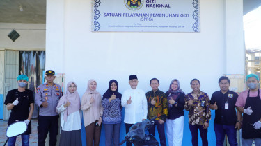Wakil Ketua DPD RI, Tamsil Linrung saat meninjau SPPG di Sulawesi Selatan