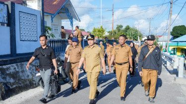 Bupati Morowali Iksan Baharudin Abdul Rauf (tengah)