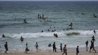 Warga Palestina mengambil bantuan yang dijatuhkan di pantai Zawaida, Jalur Gaza 