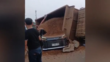 Truk Muatan Tanah Terguling Timpa Mobil WNA asal Jepang di Tol Karawang