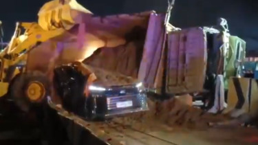 Truk Muatan Tanah Terguling Timpa Mobil WNA di Tol Karawang