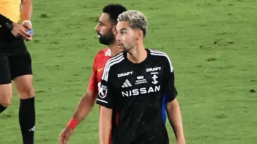 Pemain Yokohama F Marinos Sandy Walsh berduel dengan Mohamed Salah