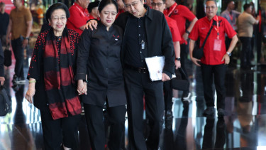 Momen Prananda Rangkul Puan Maharani