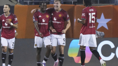 Pemain Manchester United rayakan gol Rasmus Hojlund