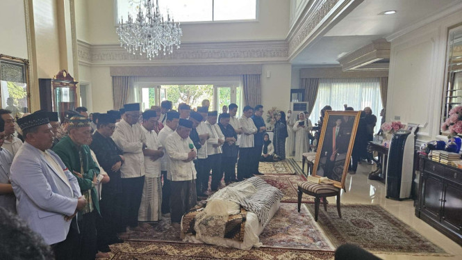 Sejumlah tokoh melayat dan mensalatkan jenazah Suryadharma Ali