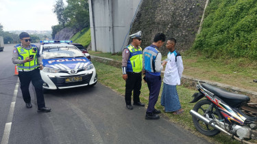 Petugas mengamankan pengendara motor bersarung di Tol Semarang-Solo
