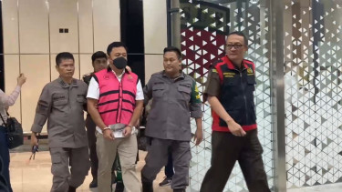 Eks Direktur Teknik dan Lingkungan Kementerian ESDM, Sunindyo (kedua kiri)