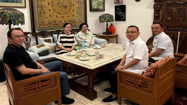 Wakil Ketua DPR Sufmi Dasco Ahmad foto bersama Megawati dan Puan