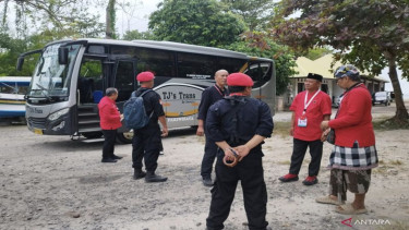 Kader PDIP berkumpul menggunakan tanda pengenal bertuliskan Kongres di Bali